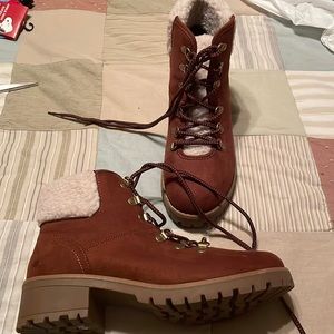 NEW winter boots. 10